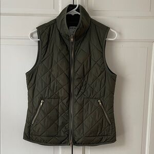 Old Navy Classic Women's Quilted Vest - Dark Green. Size small